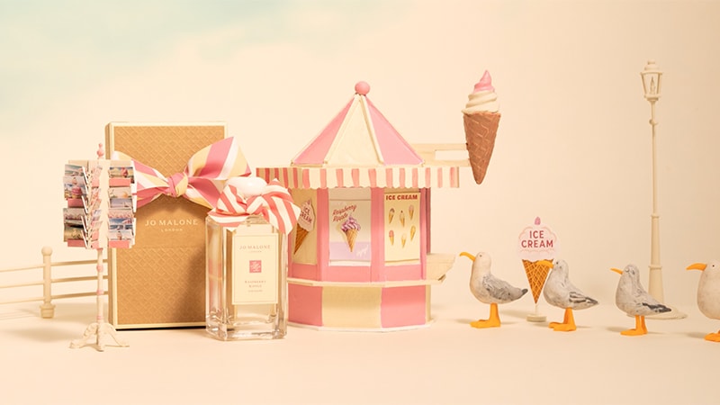 Un video en stop motion muestra a una gaviota llevando un cono de helado que gotea, junto a dos fragancias de Jo Malone London.