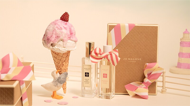 Un video en stop motion muestra a una gaviota llevando un cono de helado que gotea, junto a dos fragancias de Jo Malone London.
