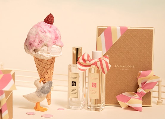 Un video en stop motion muestra a una gaviota llevando un cono de helado que gotea, junto a dos fragancias de Jo Malone London.